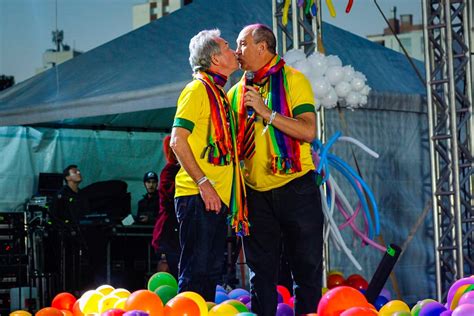 Primeiro casal gay a ter união estável no Brasil celebra anos juntos