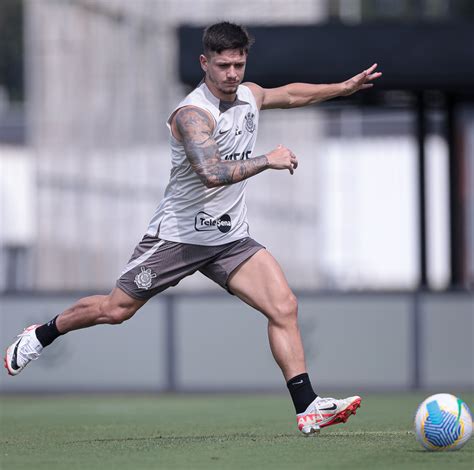 Corinthians Feminino realiza treinamento tático em meio a