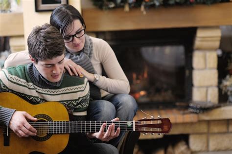 Feliz Joven Pareja Rom Ntica Sentada En Un Sof Frente A La Chimenea En