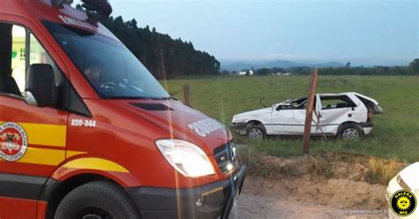 Condutor Perde Controle De Ve Culo Capota Algumas Vezes E Cai Dentro