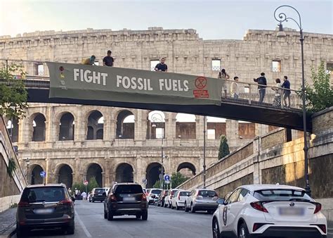 Attivisti Per Il Clima Protestano Davanti Al Colosseo Combatti I