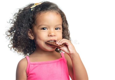 Petite Fille Joyeuse Avec Une Coiffure Afro Mangeant Un Biscuit De