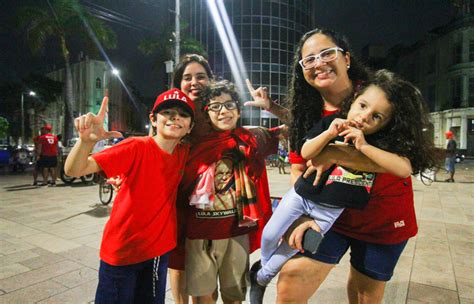 Celebrando A Vit Ria De Lula Petistas Tomam As Ruas Do Centro Do