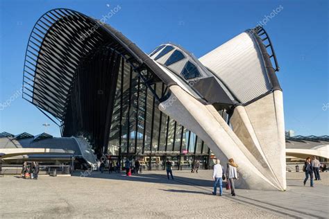 Estación TGV en Lyon Saint Exupery diseñada por el arquitecto Santiago