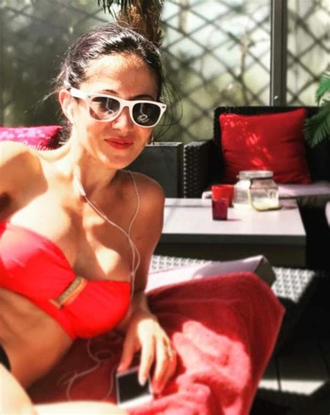 Pendant ce temps là Fabienne Carat s est dévoilée en bikini Bikini