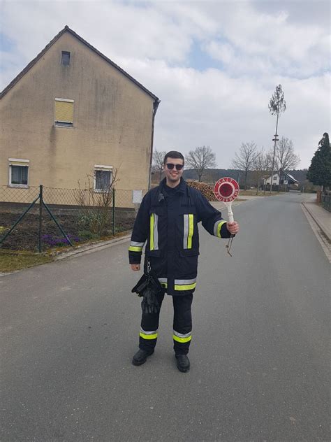 Verkehrsregelung Durch Mitglieder Der Feuerwehr Freiwillige Feuerwehr