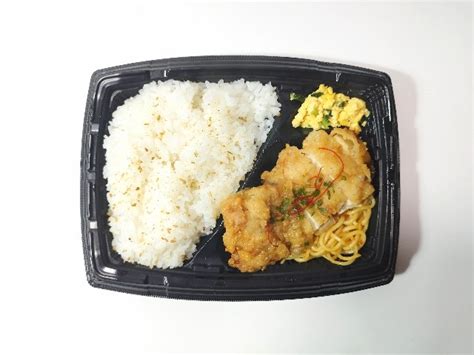 【関東】麻辣ソースが決め手の揚げ鶏弁当【ファミリーマート】麻辣ソースが美味しいお弁当です いぬきちのコンビニ飯