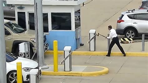 United Airlines Pilot Seen Chopping At Parking Gate With An Ax Trendy