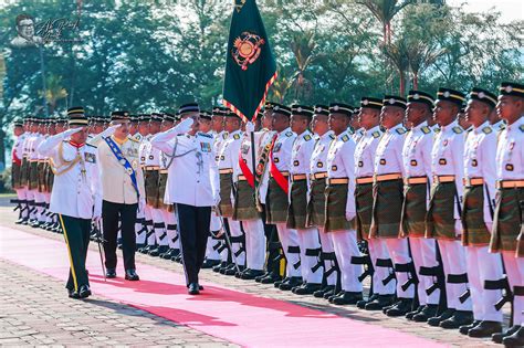 Memeriksa Perbarisan Kawalan Kehormatan Utama