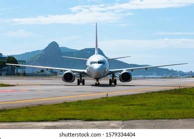 Boeing 737 Front View: Over 397 Royalty-Free Licensable Stock Photos ...