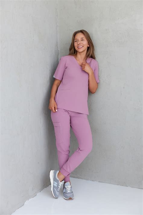 Spodnie Medyczne Damskie Joggery Scrubs Basic Velvet Pink Medandbeauty