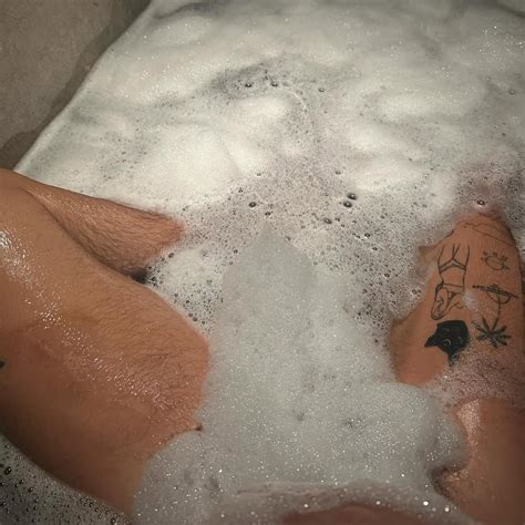 Bad Bunny Publica Foto Seminu E Deixa F S Gua Na Boca Guia Gay