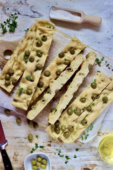 Focaccia Con Le Olive Una Famiglia In Cucina