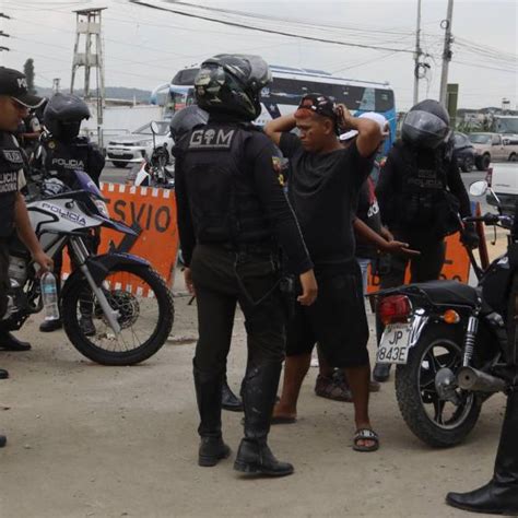 Crisis Carcelaria Ecuador Dos Personas Detenidas Con Armas Tras