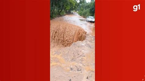 V Deo Cratera Se Abre Em Rua E Quase Engole Carro Na Capital Mato