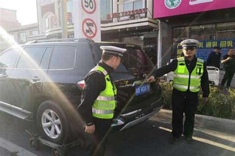 豐田套牌車輛停路邊被巡邏交警查獲 每日頭條