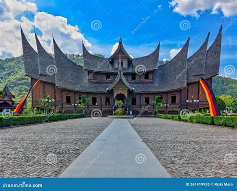 Palais Basa Pagaruyung Une Maison Traditionnelle De Sumatra Ouest Image