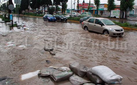 Calles Inundadas Y Un Rbol Ca Do Saldo De La Lluvia En La Capital