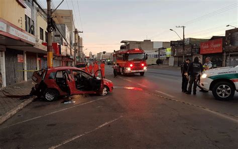 Motorista Que Bateu Em Poste No DF Estava Embriagada Jovem Deitada No