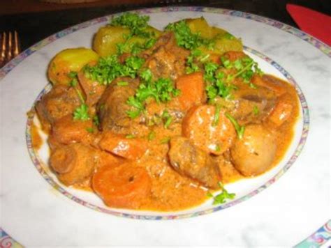 Gulasch mit Champignons Burgunder Art mit Kartoffel Butterrüben Gemüse