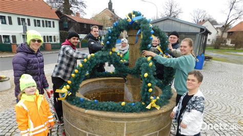 Kirwamadla und Kirwaburschen schmücken in Speichersdorf Osterbrunnen