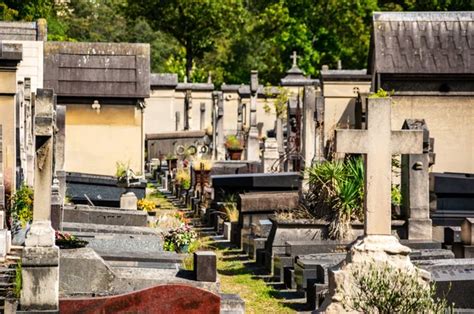 Una vista serena del icónico cementerio de Montparnasse en París