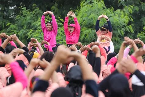 Wujudkan Indonesia Bugar Mak Ganjar Ajak Perempuan Senam Sehat Pojok