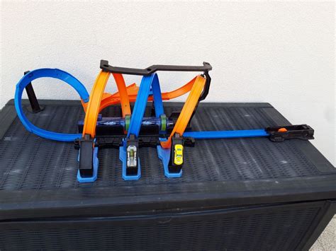 Hot Wheels Bahn mit 3 Loopings Gebraucht in Niederhasli für CHF 15 mit Lieferung auf Ricardo