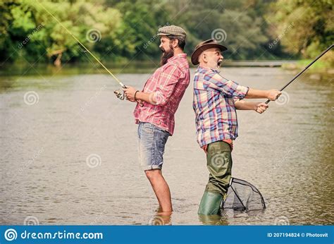 Amistad Pasatiempo Y Actividad Deportiva Cebo De Trucha Pesca De