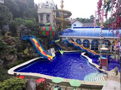 10 Tempat Wisata Yang Menyediakan Kolam Renang Paling Seru Di Indonesia