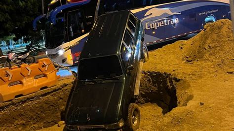 Camioneta Se Fue En Un Hueco En La Troncal Del Caribe Santa Marta Al D A