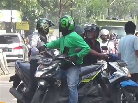 Video Hindari Razia Pengendara Sepeda Motor Lawan Arus Hingga Terjatuh