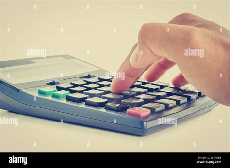 Los Dedos Presionan El Teclado De La Calculadora Efecto De Color