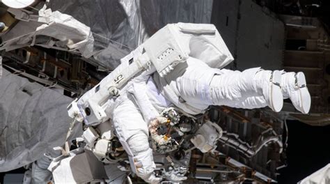 Astronautas Fazem Primeira Caminhada Feminina No Espa O Mundo E