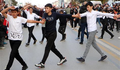 7 den 70 e herkes katıldı Erzurum da bin kişiyle Cumhuriyet barı