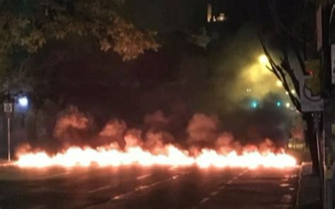 Energia Sustentavel Grupo Bloqueia Rua Fogo Em Protesto Contra Fim