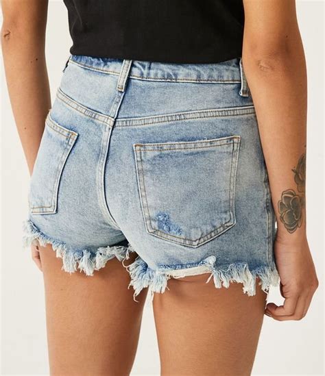 Short Hot Pants Jeans Abotoamento Frontal Puídos e Barra Desfiada Azul