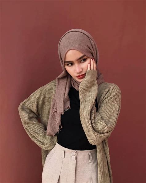 Stylish 9 Ide Padu Padan Sweater Rajut Untuk Hijabers Ala Selebgram