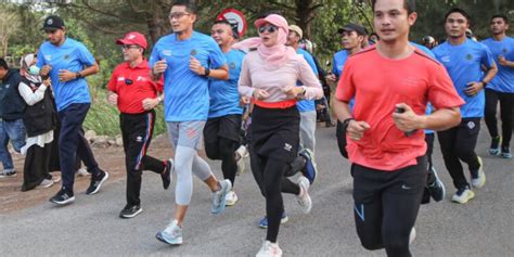 Jelang Berbuka Sandiaga Sempatkan Lari Sore Di Spot Wisata Banda Aceh