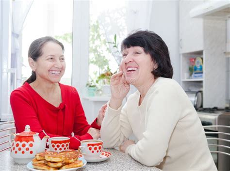 Due Donne Mature Che Ridono Del Tavolo Da Cucina Immagine Stock Immagine Di Fidanzata Pranzo