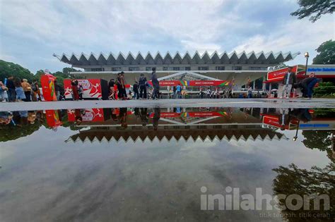 Foto Antusiasme Pencinta Badminton Nonton Indonesia Masters