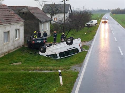 Sletio S Ceste Preletio Putni Most I Udario U Parkirani Automobil Oba