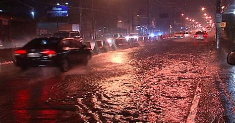 G1 Chuva alaga ruas e casas e provoca transtornos na Grande Vitória