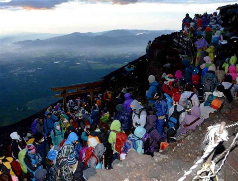 開山前に「富士山」の山小屋はすでに“ほぼ満室” 徹夜で山頂を目指す「弾丸登山」で遭難者急増の可能性も ガールズちゃんねる Girls