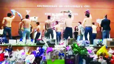 Alumnos strippers festejan a mamás en Universidad de Edomex El