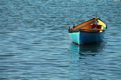 Canoa Amarilla Azul Del Kajak Que Flota En El Puerto Aislado Foto De