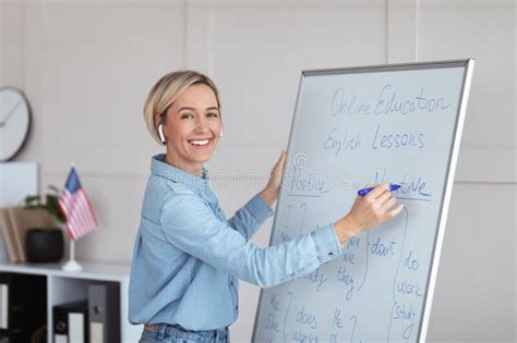 Joven Y Feliz Profesor Dando Una Lección De Inglés En Línea Cerca De La