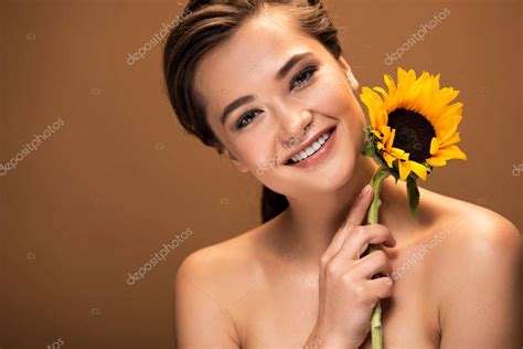 Feliz Hermosa Mujer Desnuda Joven Con Girasol Amarillo Aislado En