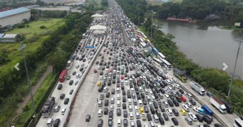 Trafik Sesak Di Lebuhraya Keluar Jakarta Kerana Mudik Hari Raya