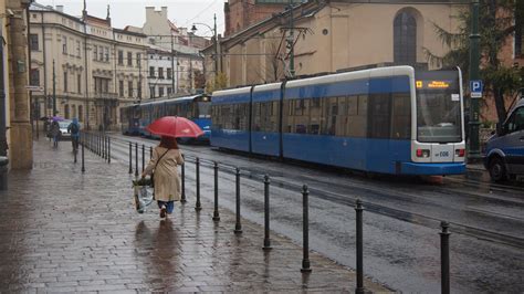 Krak W Tramwaje Utkn Y W Korkach Na Franciszka Skiej Na Szcz Cie